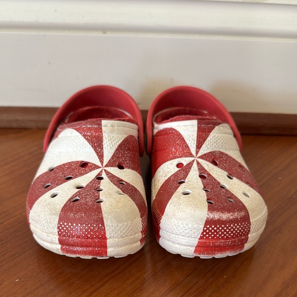 Crocs Unisex Kids Red and White Holiday Lined Clogs